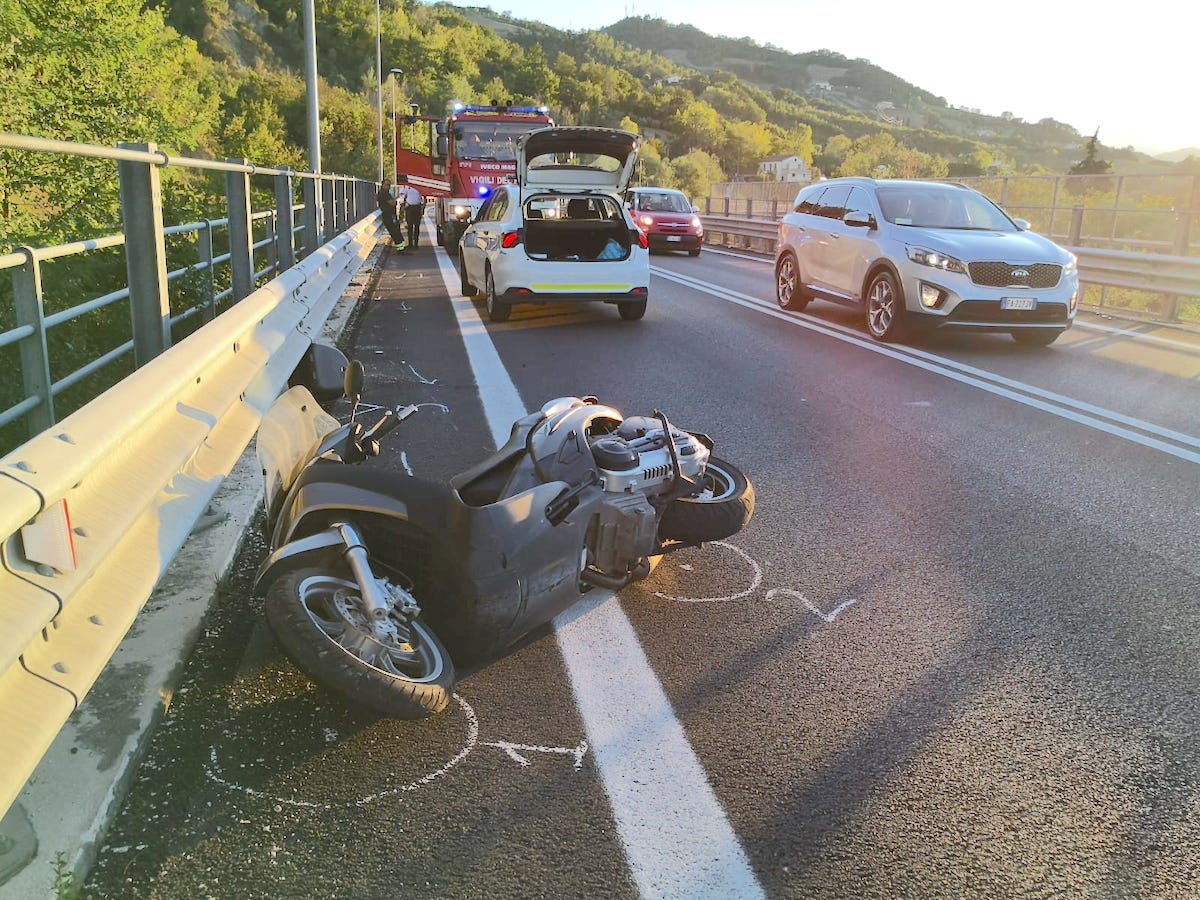 Sicilia, sbanda con lo scooter e finisce sul guard rail: muore 60enne nel Siracusano