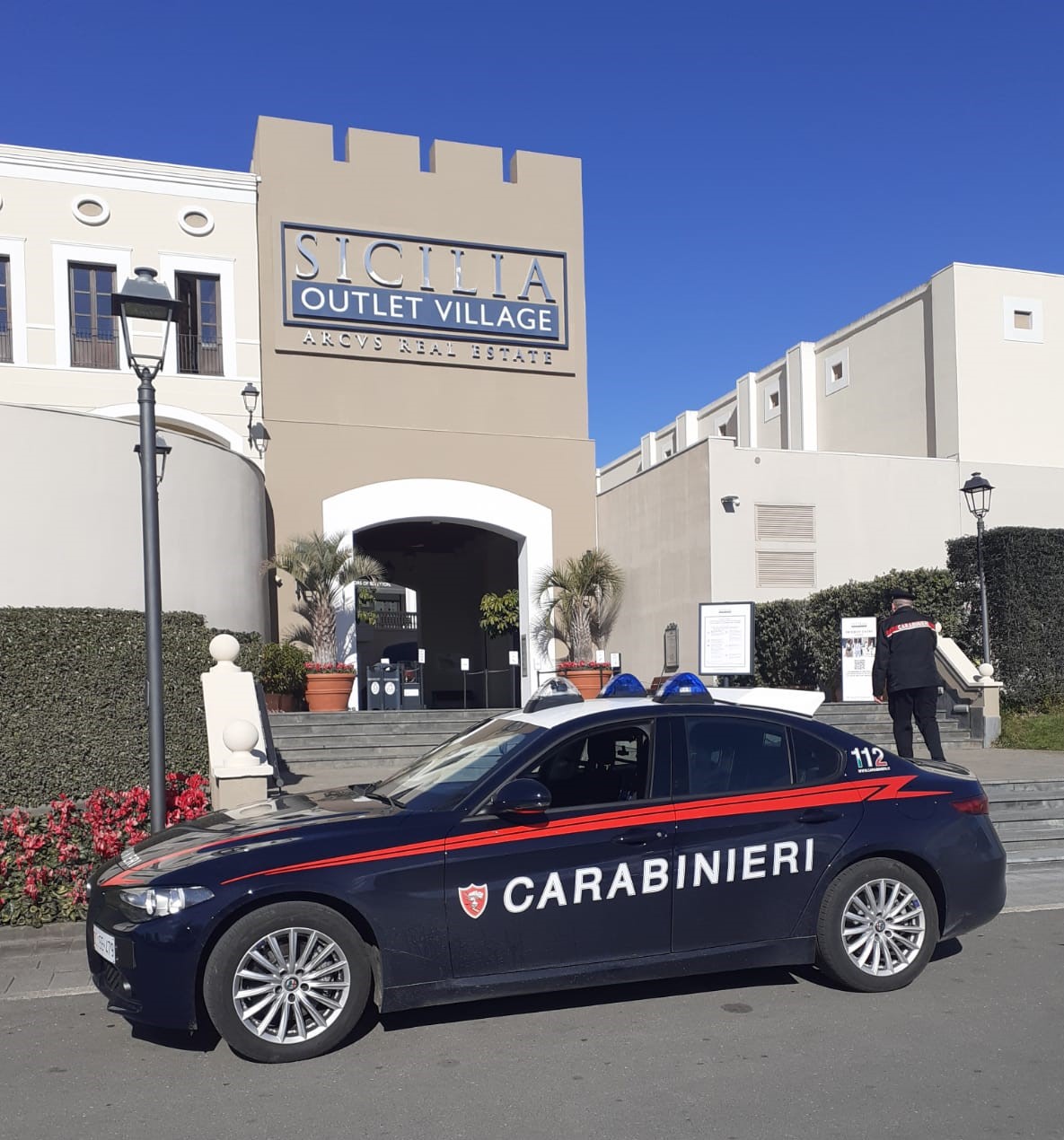 Al Sicilia Outlet Village un tedesco ruba preziosi in una gioielleria. Recuperata in Germania la refurtiva