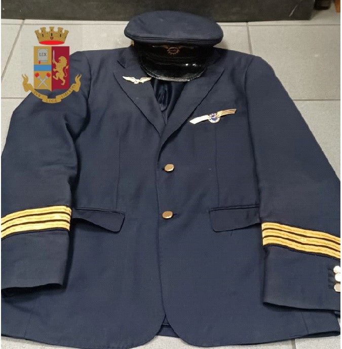 Indossava divisa da comandante di volo senza esserlo e deteneva foto di minorenni: denunciato trentatreenne