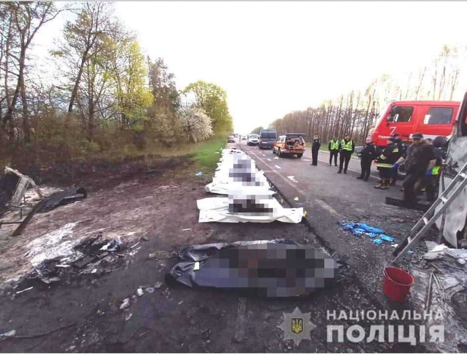 Ucraina, bus si scontra con autocisterna: devastante incidente stradale, 27 persone rimaste uccise