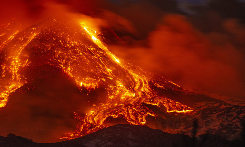 Etna: flusso di lava e cenere nella notte, ‘avviso arancione’