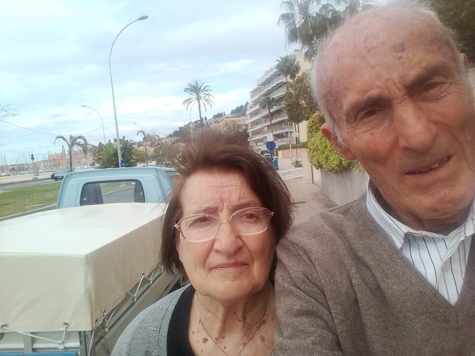 Da Pistoia a Lourdes per accendere il cero della pace da due quintali: il pellegrinaggio in Ape car di due 80enni