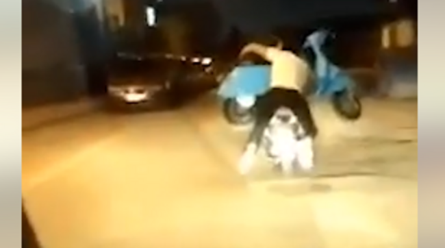 Afragola (Na), trasportano una Vespa in sella a uno scooter: ecco il video diventato virale