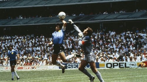 Calcio, maglia di Maradona della “mano de Dios” venduta per 8,8 mln