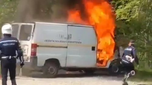 Italia. Il Video, l’esercitazione scappa di mano e diventa rogo in mezzo ai bambini: sospeso il capo dei volontari