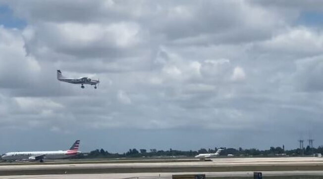 Usa, il pilota si sente male: un passeggero fa atterrare l’aereo