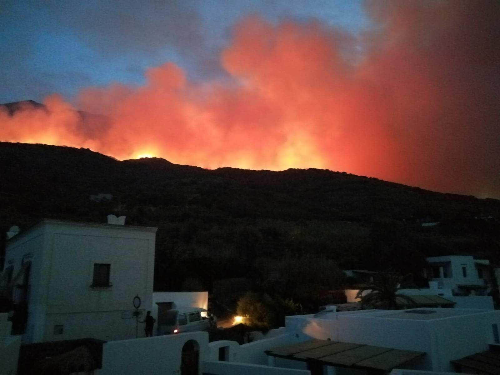 Incendio a Stromboli. Italia Nostra: “Metà dell’Isola incenerita, danni incalcolabili all’ecosistema e alle abitazioni”