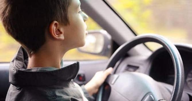 Italia, a 14 anni alla guida in autostrada con il “permesso” dei genitori: bloccato dalla polizia in Friuli