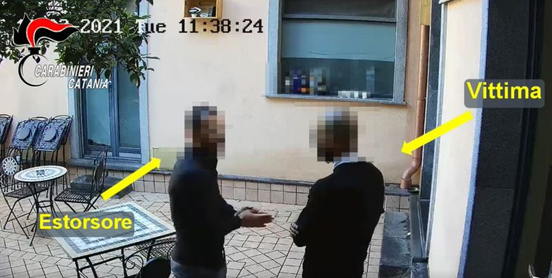 Estorsione al titolare di un bar-ristorante, un arresto nel Catanese