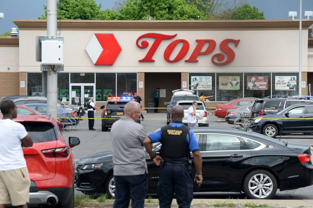 Usa, strage in un supermercato: almeno 10 morti, 18enne apre il fuoco ed effettua diretta social