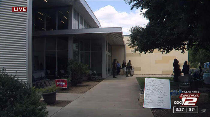 Sparatoria in una scuola elementare in Texas, 15 morti. Le vittime 14 bambini e un insegnante, ucciso il killer