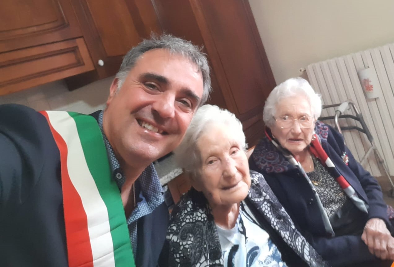 Mussomeli, festeggiati i 100 anni di ‘za Pippina Lo Conte. Presente la novantanovenne sorella Carmela. Nipoti in festa
