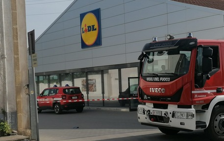 Sicilia, incendio al Lidl a Marsala: intervento dei vigili del fuoco