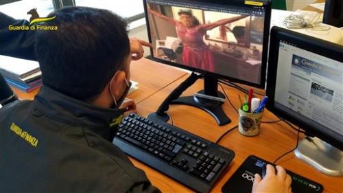 Sicilia, “invalida” balla e posta le foto sui social:  denunciata e sequestrati 205mila euro