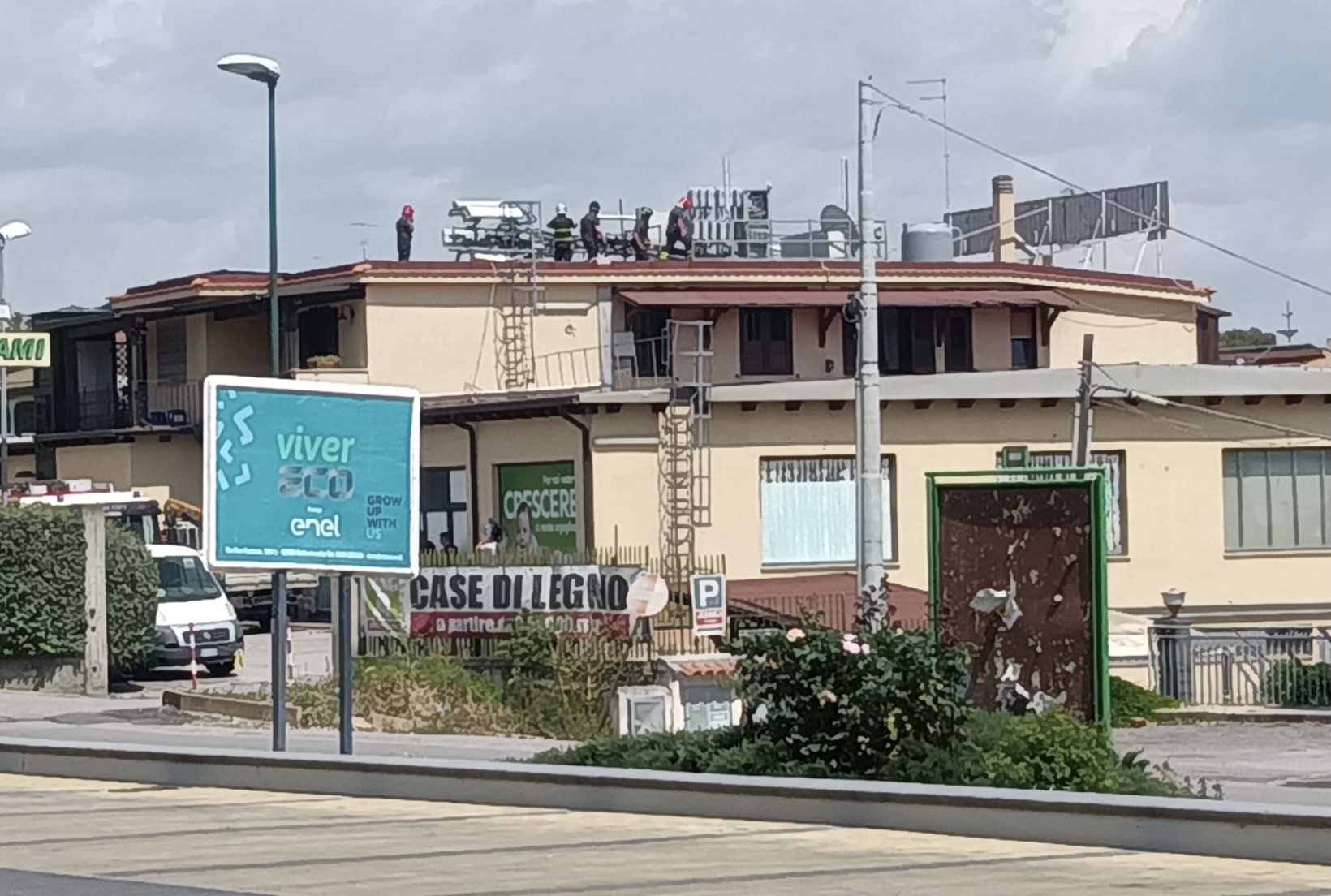 Caltanissetta, due operai travolti da traliccio: uno è grave