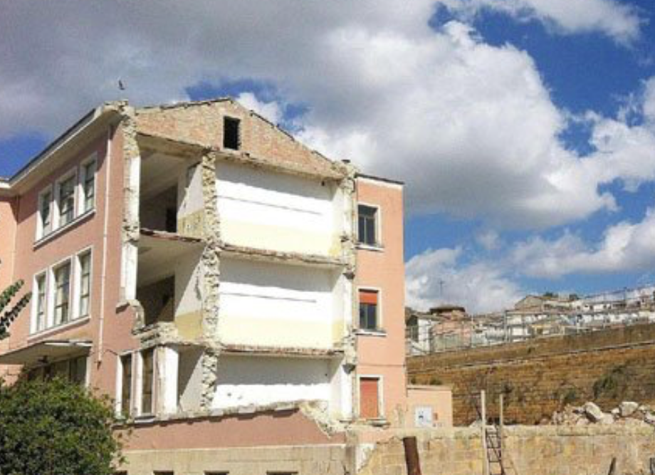 Serradifalco. La palestra comunale potrà essere utilizzata per i servizi di cantiere dall’impresa che sta demolendo l’ex scuola Verga