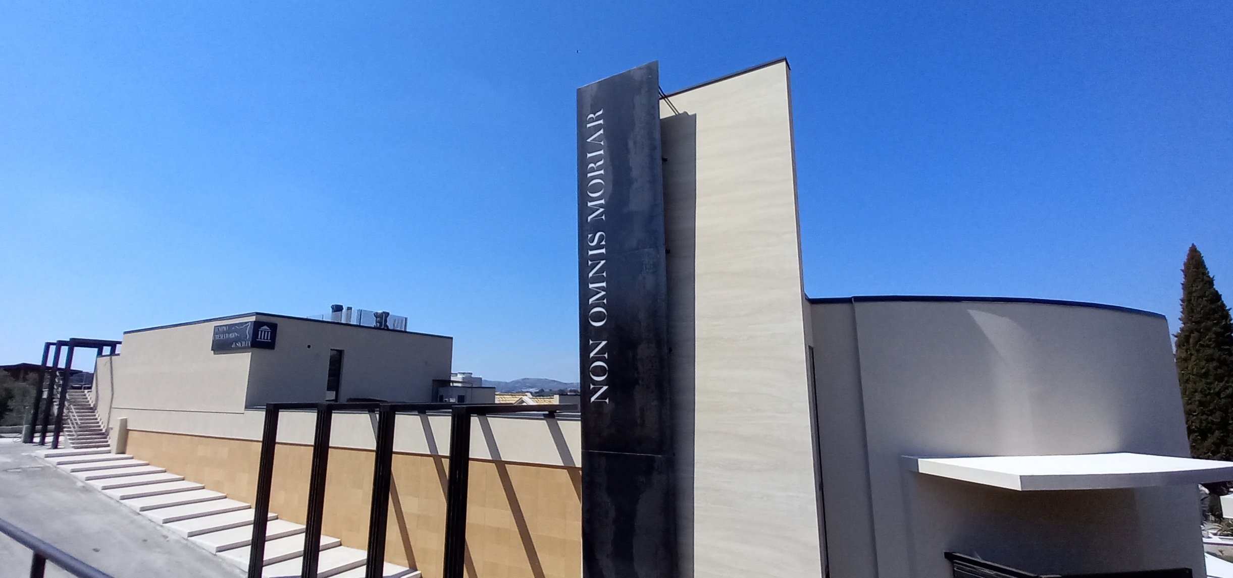 Impianto crematorio di Delia, emissione di fumo scuro nell’aria. La Società: “È gas prodotto dalla combustione del legno della cassa funebre”