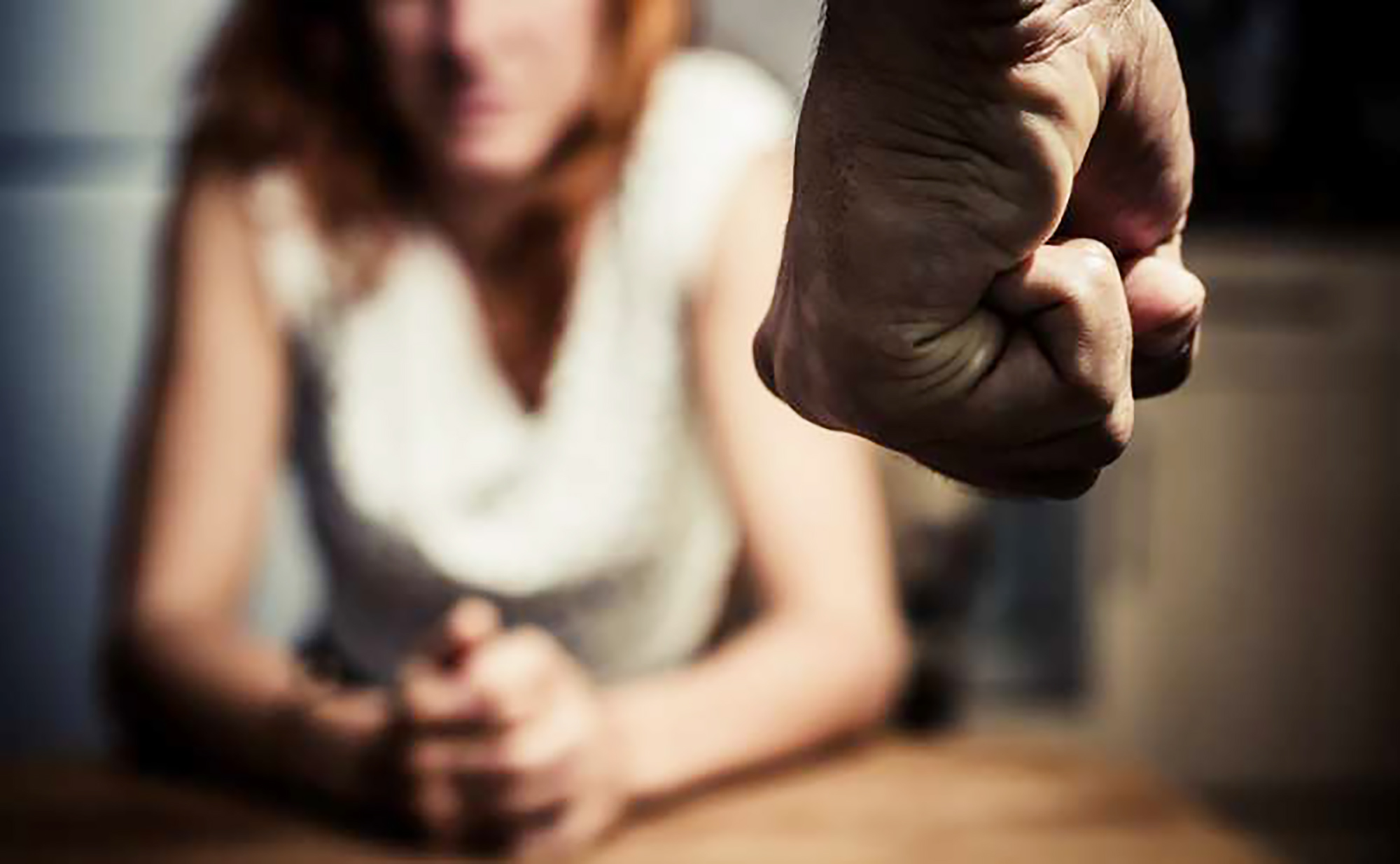 Violenza donne: la picchia e la chiude in casa, arrestato a Messina