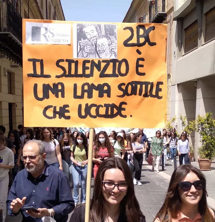 Caltanissetta, Studenti in piazza manifestano contro la mafia e a favore della legalità