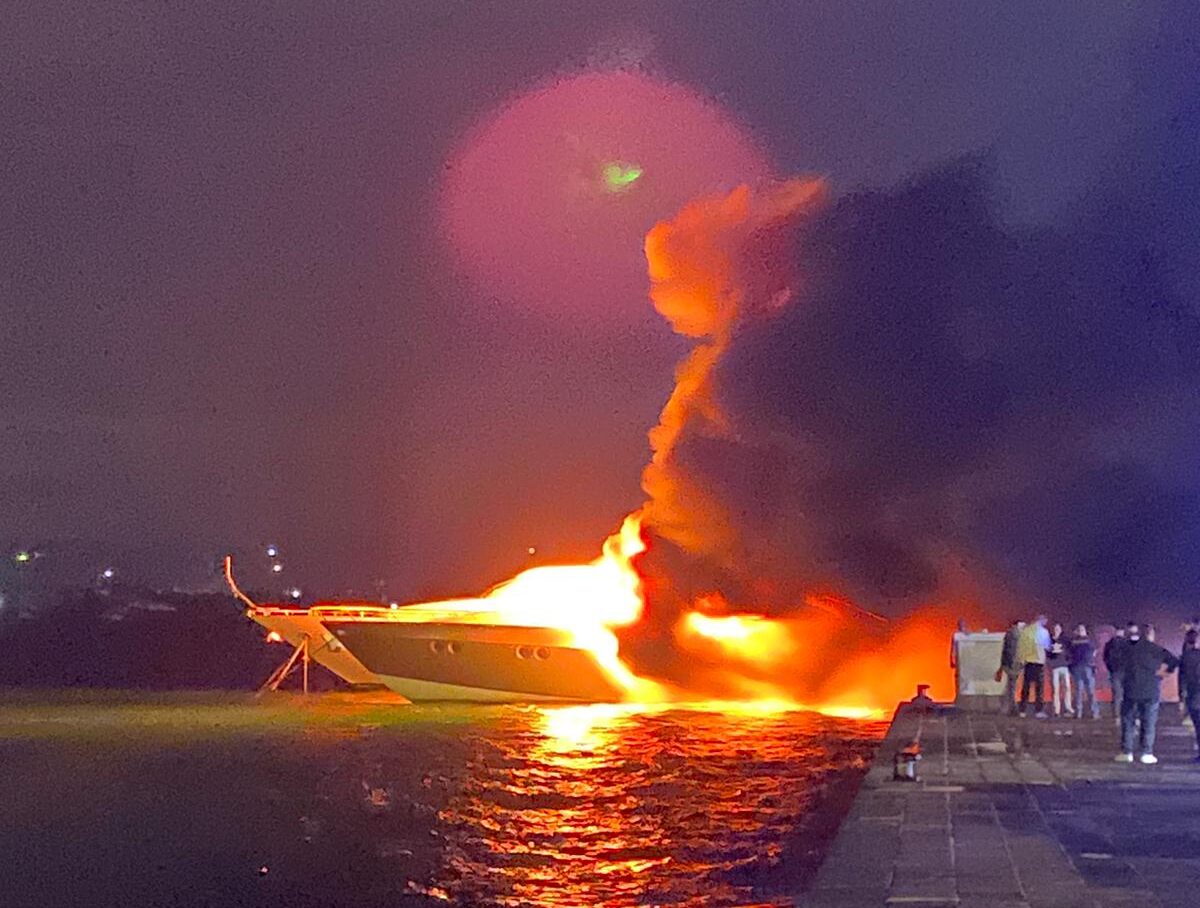 Sicilia, incendio al porto di Siracusa: affonda uno yacht, un ferito