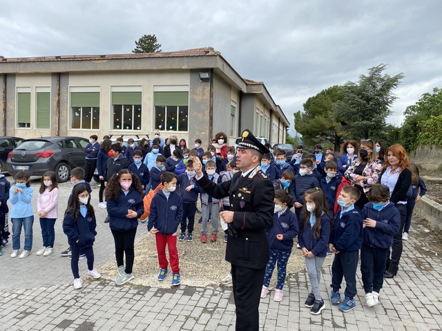 Milena,”Un albero per il futuro”: i carabinieri consegnano agli studenti della Primaria “S.Giovanni Bosco” e della Secondaria di 1^ grado “L.Pirandello” una talea dell’albero Falcone