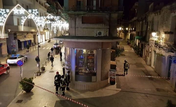 Sicilia, fa esplodere ordigno davanti bar dopo banale lite nel locale