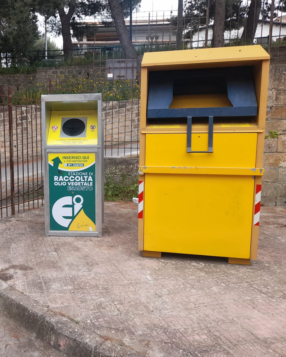 Bompensiere. Collocato in via Padre Montalto contenitori per olii esausti e vestiti usati