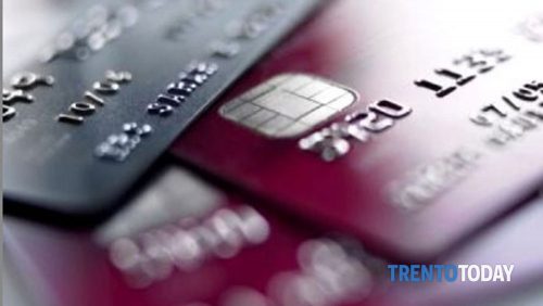 Rubavano codici di carte e svuotavano i conti, cinque arresti