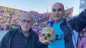 Argentina, allo stadio con il teschio del nonno: “Voleva essere qui”