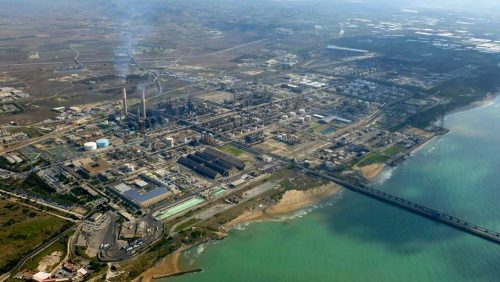 Mancata bonifica: procura cita 12 amministratori e dirigenti della Raffineria