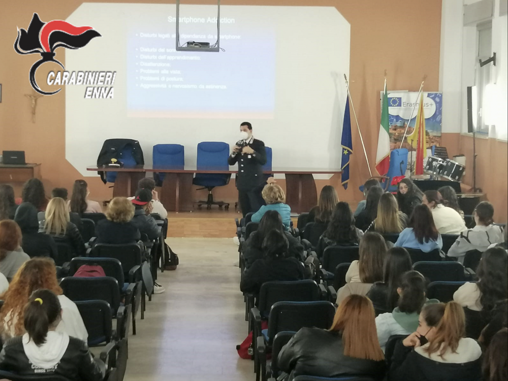 Sicilia, Carabinieri incontrano gli studenti: “Contro il bullismo serve una coscienza sociale”