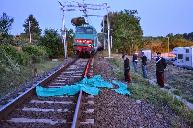 Italia, investito da un treno mentre cammina sui binari: muore 21enne