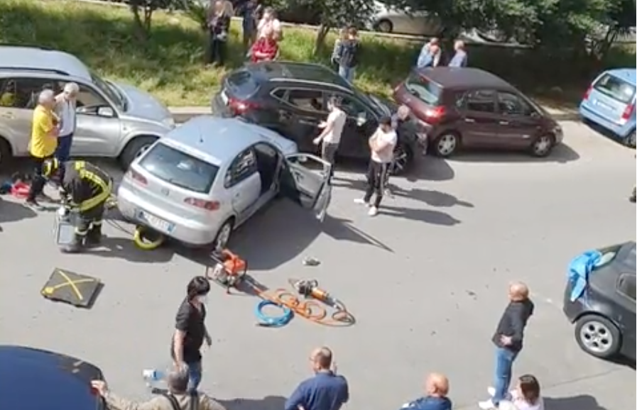 Donna di 60 anni muore travolta da un’auto che sarebbe stata guidata da neopatentata