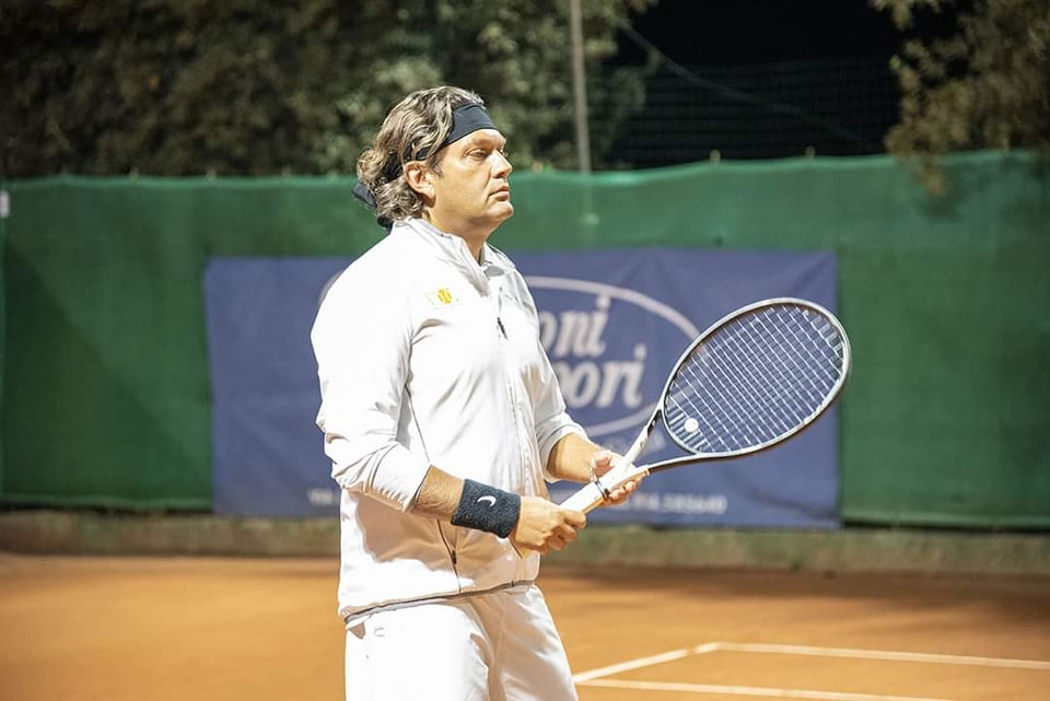 Tennis. Continua il sogno del nisseno Ivano Aquilina al Torneo Master III di IV Categoria Bnl in corso a Roma al Foro Italico. Conquistati i quarti di finale
