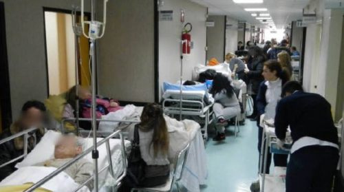 Italia, pronto soccorso sovraffollato al Cardarelli di Napoli: la lettera di 25 medici esasperati, “ci dimettiamo”