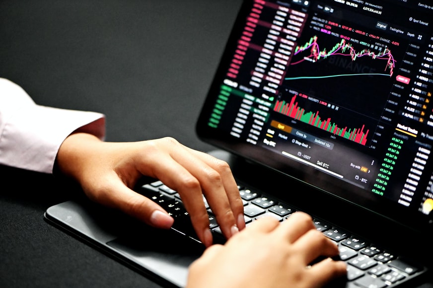 Investire in azioni: vantaggi e svantaggi per piccoli investitori