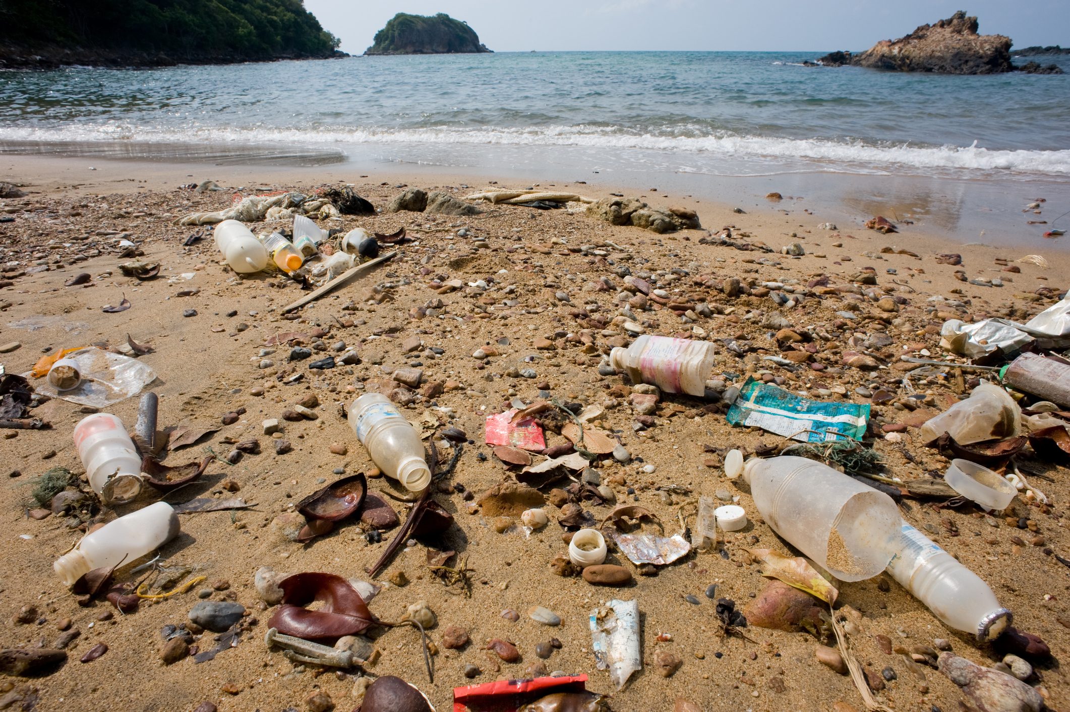 834 rifiuti ogni 100 metri di spiaggia, 84% plastica