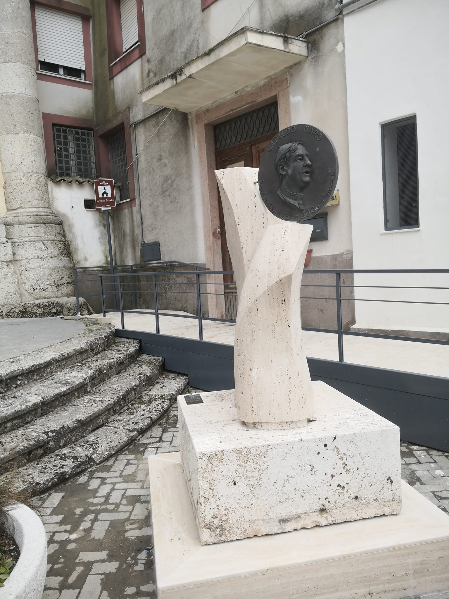 San Cataldo. Nuova collocazione nella piazza omonima per il monumento a mons. Cataldo Naro