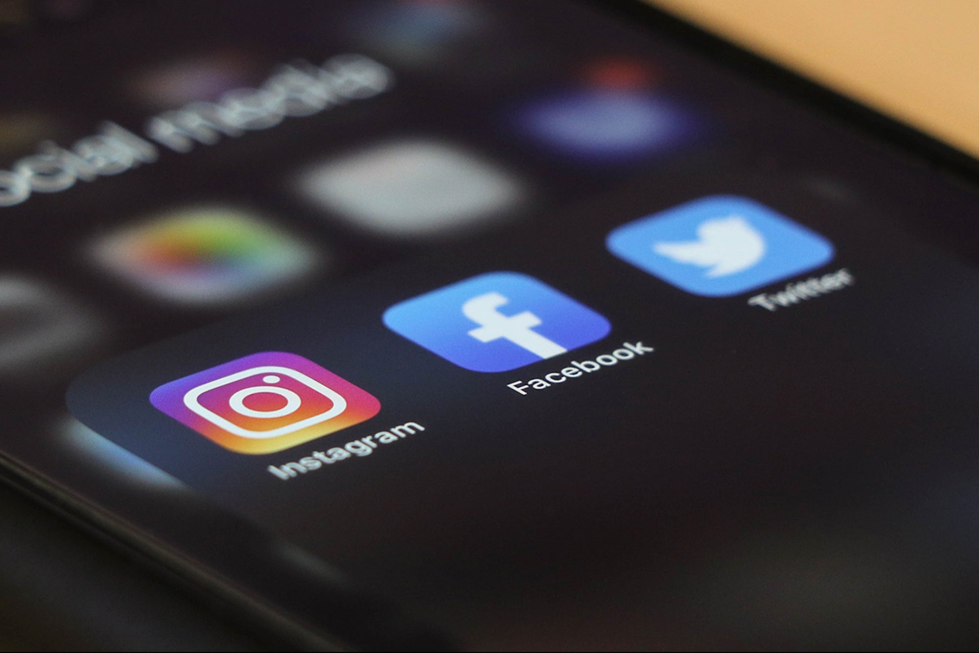 Pandemia e l’internet mania dei giovani: +80% l’uso dei social e +9% il rischio di dipendenza