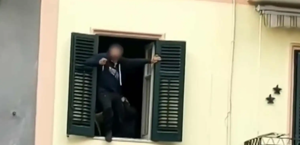 Sicilia, uomo tenta suicidio ferendosi con coltello e provando a lanciarsi dalla finestra: lo salva la polizia