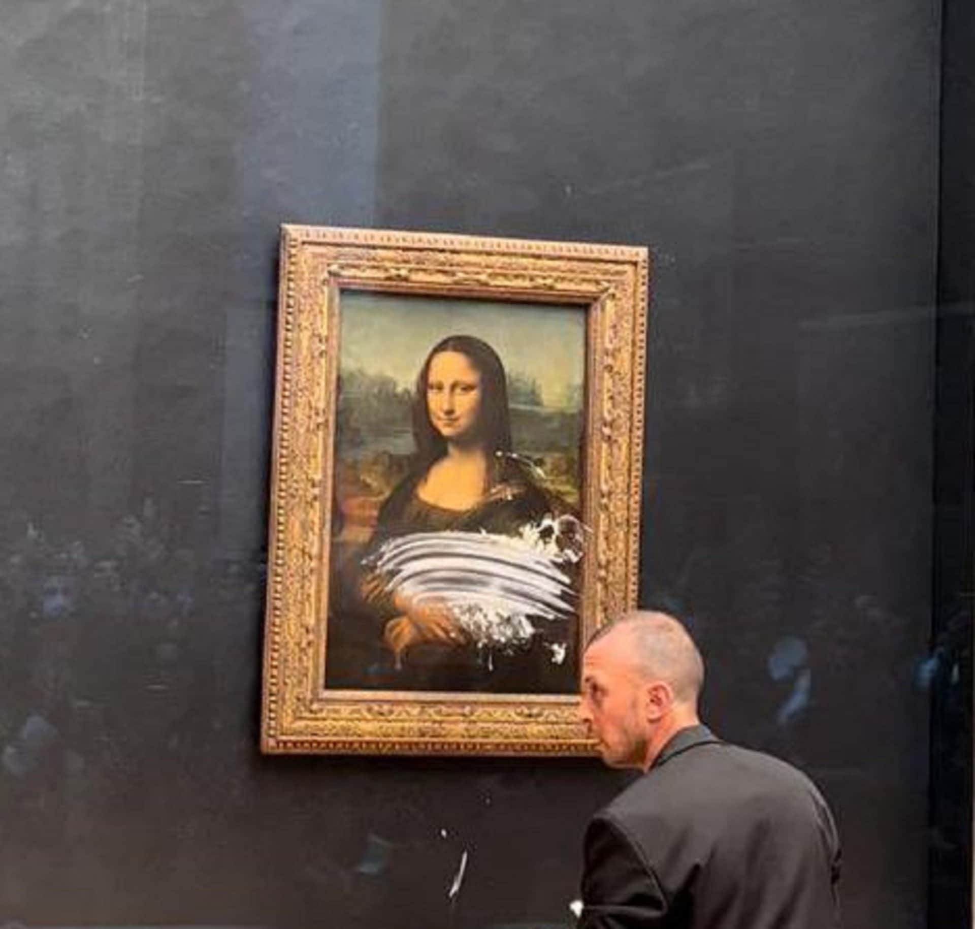 Louvre, visitatore lancia torta sulla Gioconda: “artisti, pensate al pianeta”