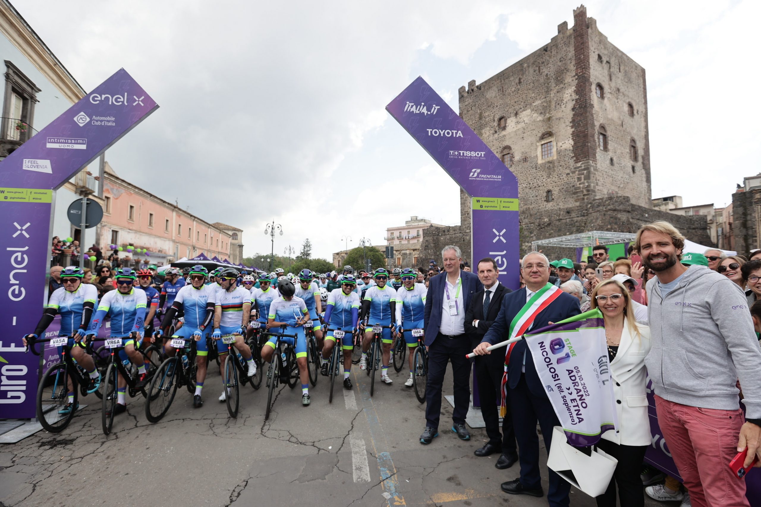 Giro-E 2022, il via oggi in Sicilia da Adrano: arriverà a Verona il 29 maggio