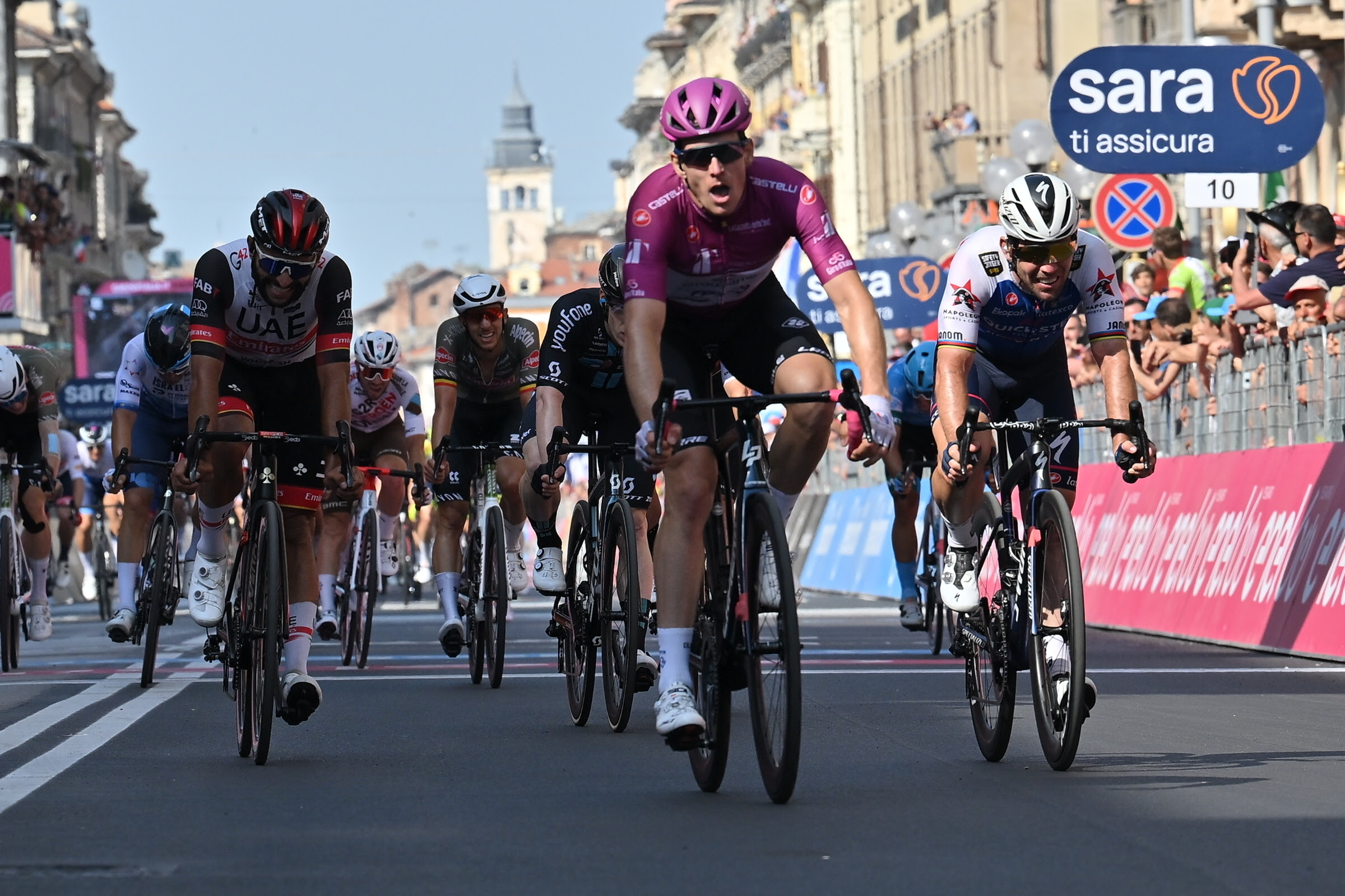 Arnaud Démare vince la tredicesima tappa del Giro d’Italia,  Juan Pedro Lopez è ancora in Maglia Rosa