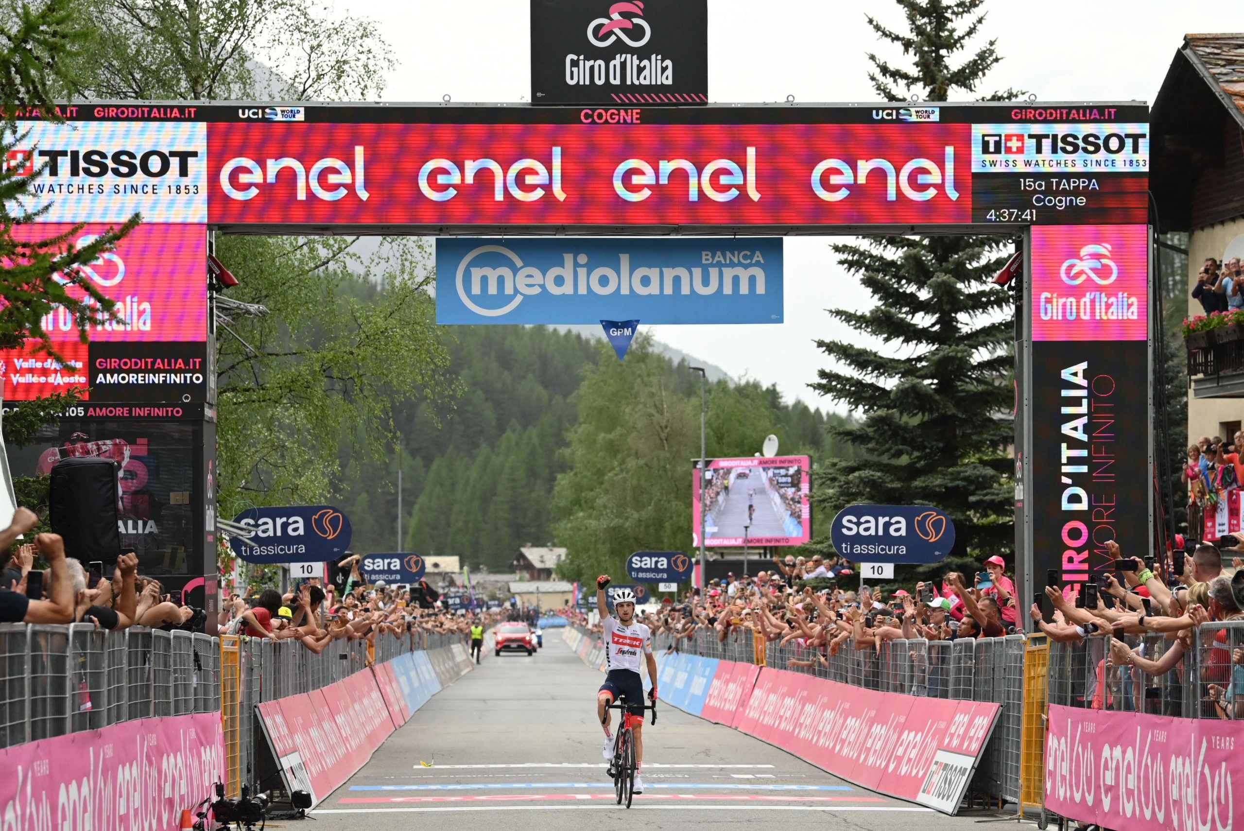 Giulio Ciccone vince la quindicesima tappa del Giro d’Italia. Richard Carapaz è ancora in Maglia Rosa