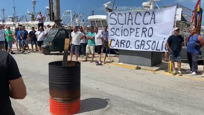Sicilia, caro gasolio: pescatori a Sciacca bruciano tessere elettorali