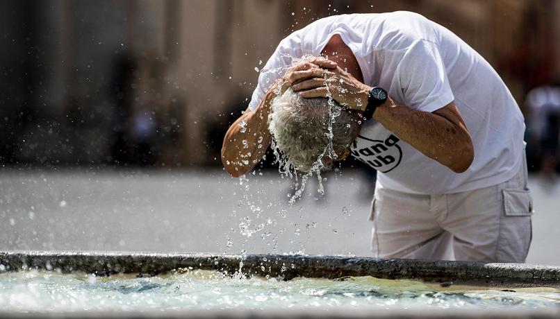Per almeno altri dieci giorni caldo record. Il termometro salirà ancora: non si escludono picchi di 45° C.