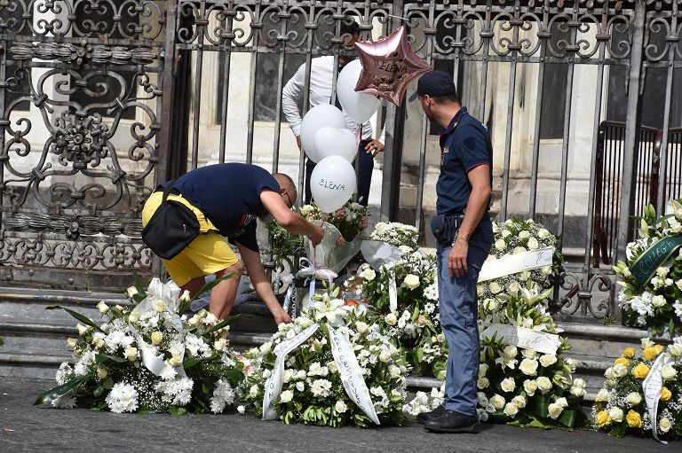 Catania, funerali bimba uccisa: papà accarezza bara, fuori da Cattedrale volano palloncini bianchi