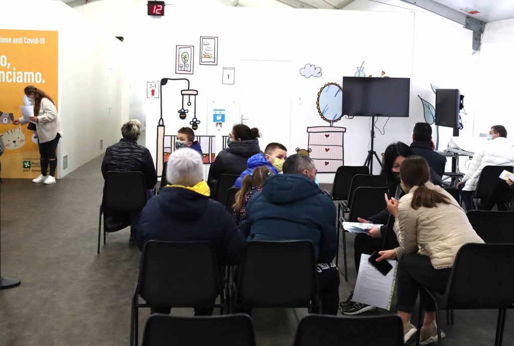 Covid, 10.371 i nuovi casi, 41 le vittime, aumentano i ricoveri