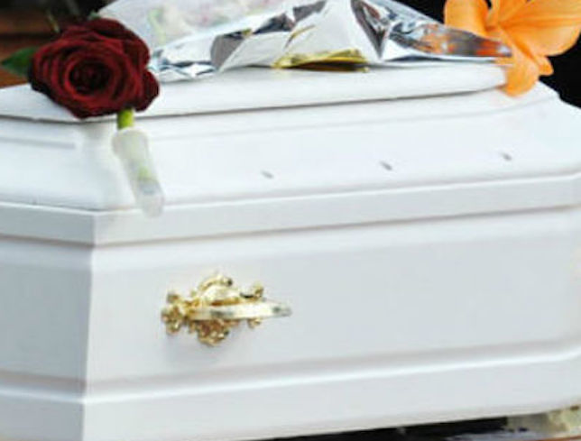 Bambina morta di stenti a Milano, prime indiscrezioni dall’autopsia: nello stomaco frammenti di cuscino e materasso