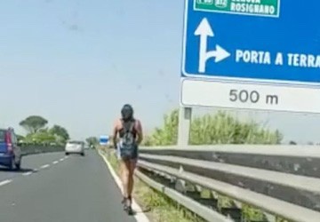 Donna imbocca la “due corsie” col monopattino elettrico: salvata e multata dalla Polizia Stradale